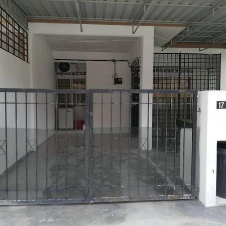 D'Haja 17 Klia Sepang With 2 Airconds & Wi-Fi Villa Banting  Exterior photo
