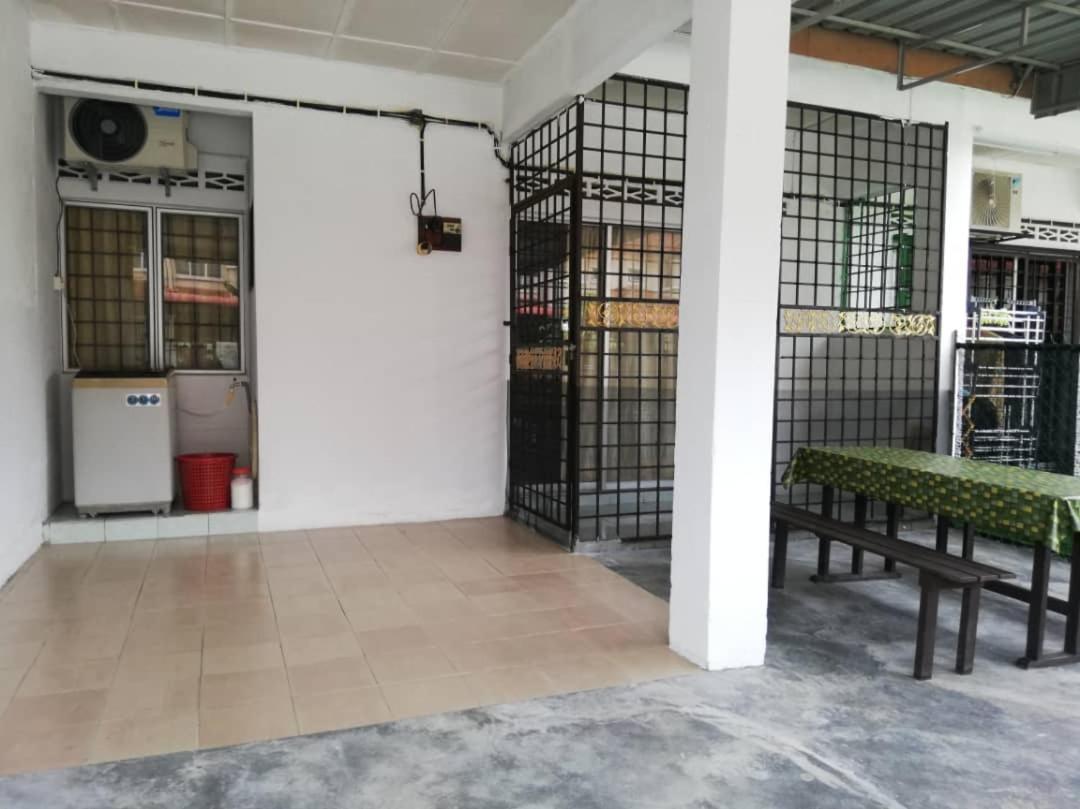 D'Haja 17 Klia Sepang With 2 Airconds & Wi-Fi Villa Banting  Exterior photo